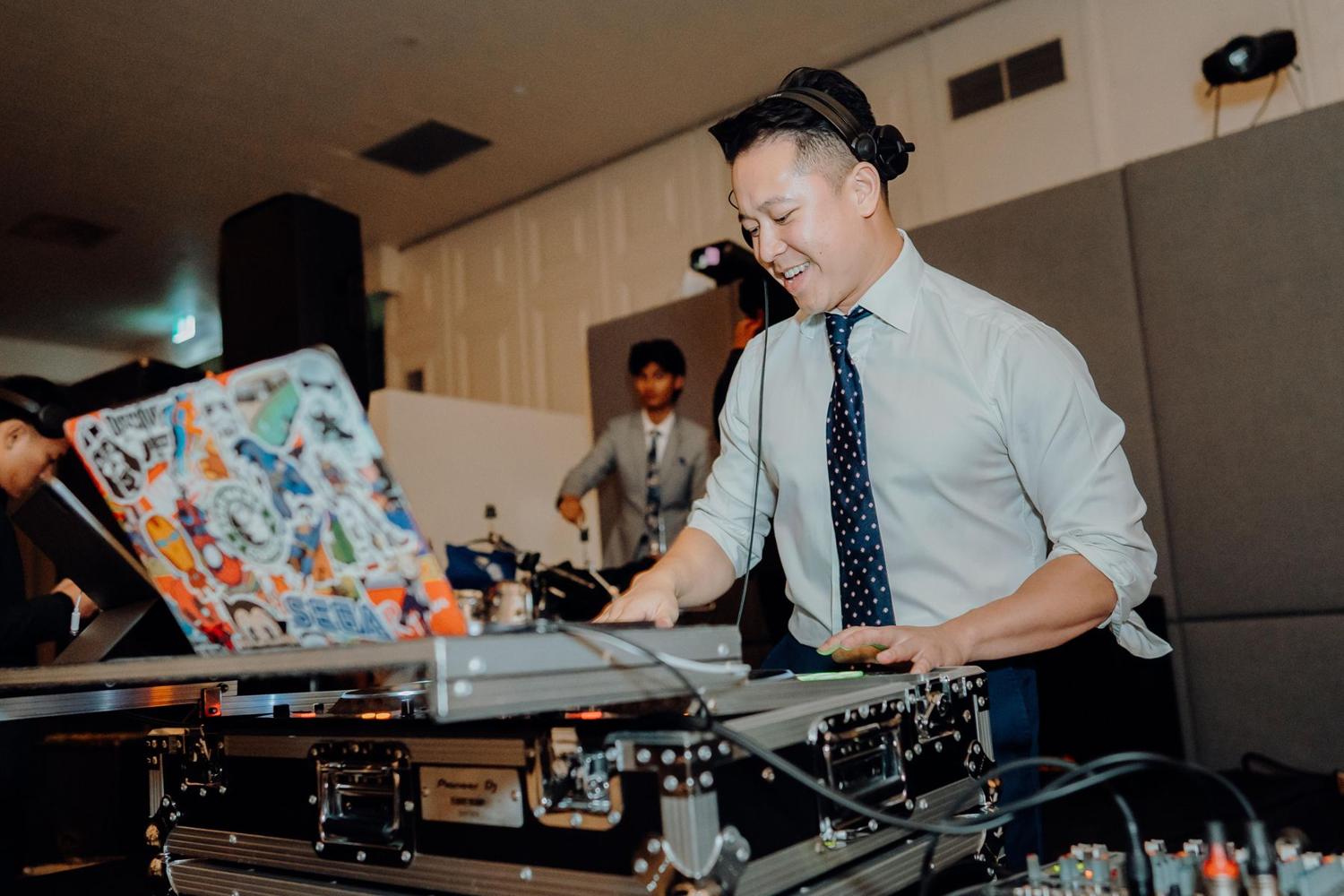 DJ FRNKIIE smiling behind the decks